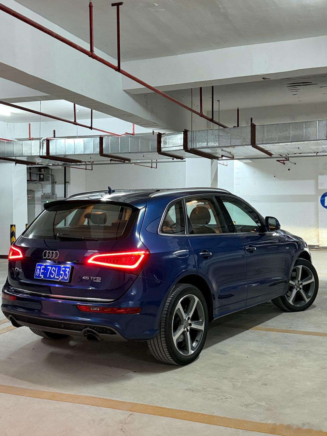 获得了一辆奥迪Q52015年 进口 45TFSI颜色是较为少见的Scuba Bl