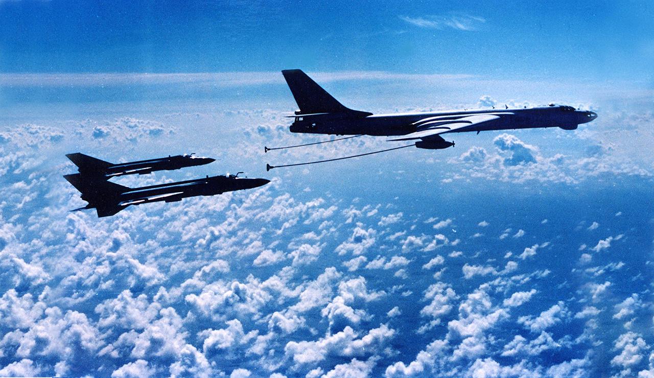 中国空中加油首次试验34周年，1991年12月23日，中国航空工业在轰-6基础上