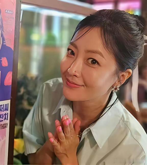 成龙以前力捧的韩娱第一美女金喜善15岁女儿近照流出，曾经被说最丑星二代！如今逆袭