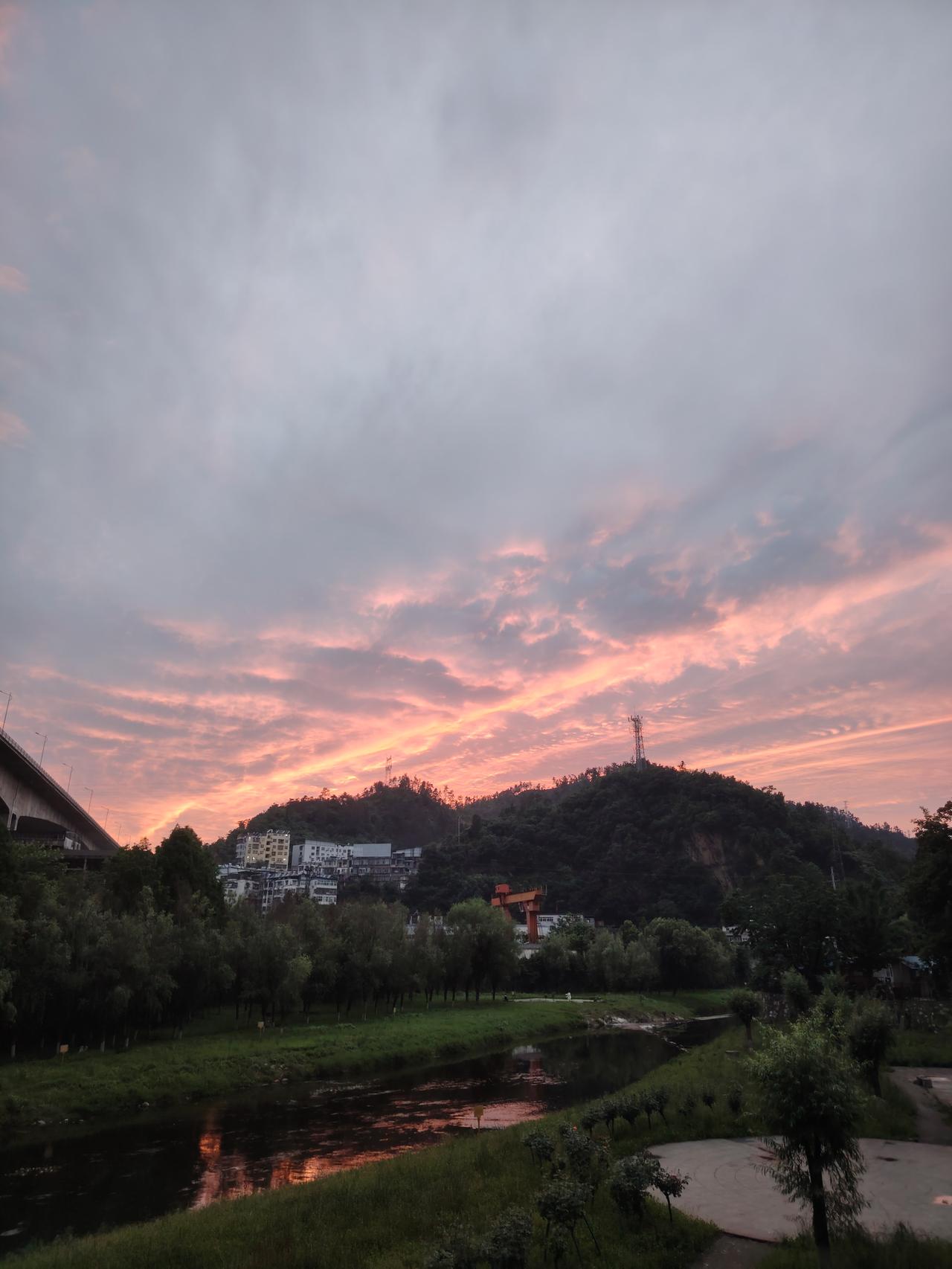 俗话说：“朝霞不出门，晚霞行千里。”瞧，这便是今晚西边的霞光。十堰连日的阴雨即将