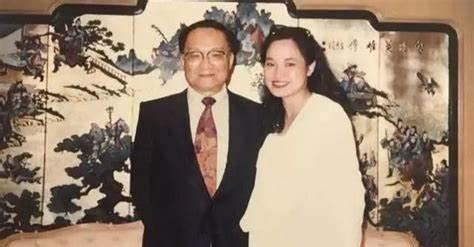 1976年，52岁的金庸出轨23岁的林乐怡后，便提出离婚。妻子平静地说：“离婚可
