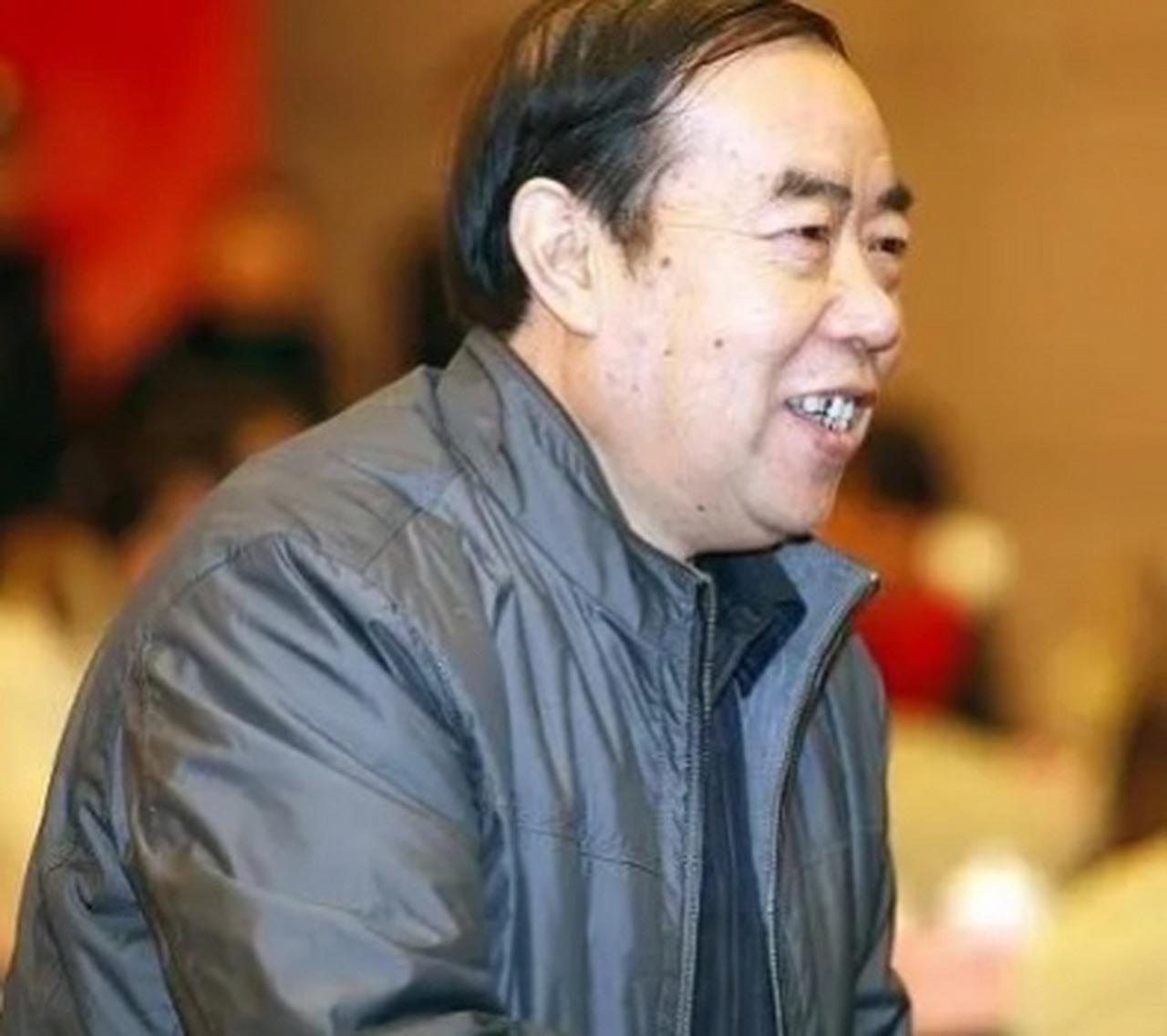 流氓作家贾平凹离婚时，冷眼看着得意洋洋的前妻说：有的女人离婚前，觉得自己是红酒，