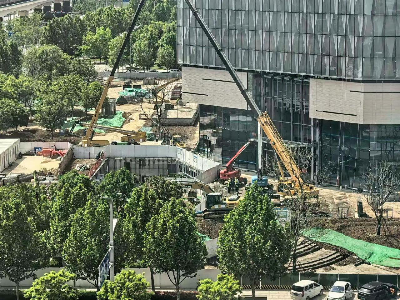 浐灞国际港务区华润万象汇这进展速度，简直绝了！上次路过的时候，外立面还在施工，这