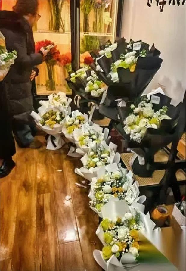 零下28℃殡仪馆外太震撼！

万匹马踏雪而来为她送行

谁能让一座城的白菊卖空？