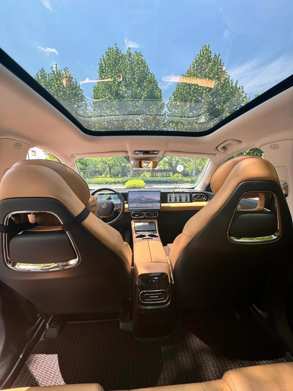 买了台C11，朋友都猜要二十万，我都不好意思说价钱…
买车前在比亚迪和零跑间纠结