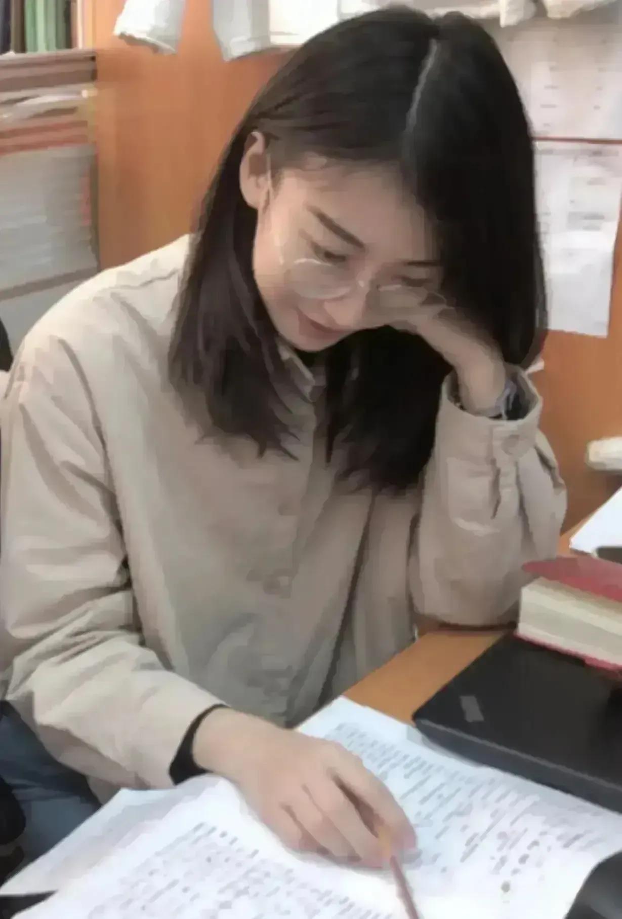 上海女教师张越还能不能结婚，还能不能做一名教师?

我认为，能结婚。
她和现任估