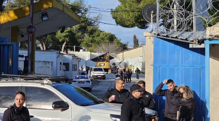 以军这波操作彻底刷新底线！当地时间20号，以色列军队带着推土机，直接闯入东耶路撒