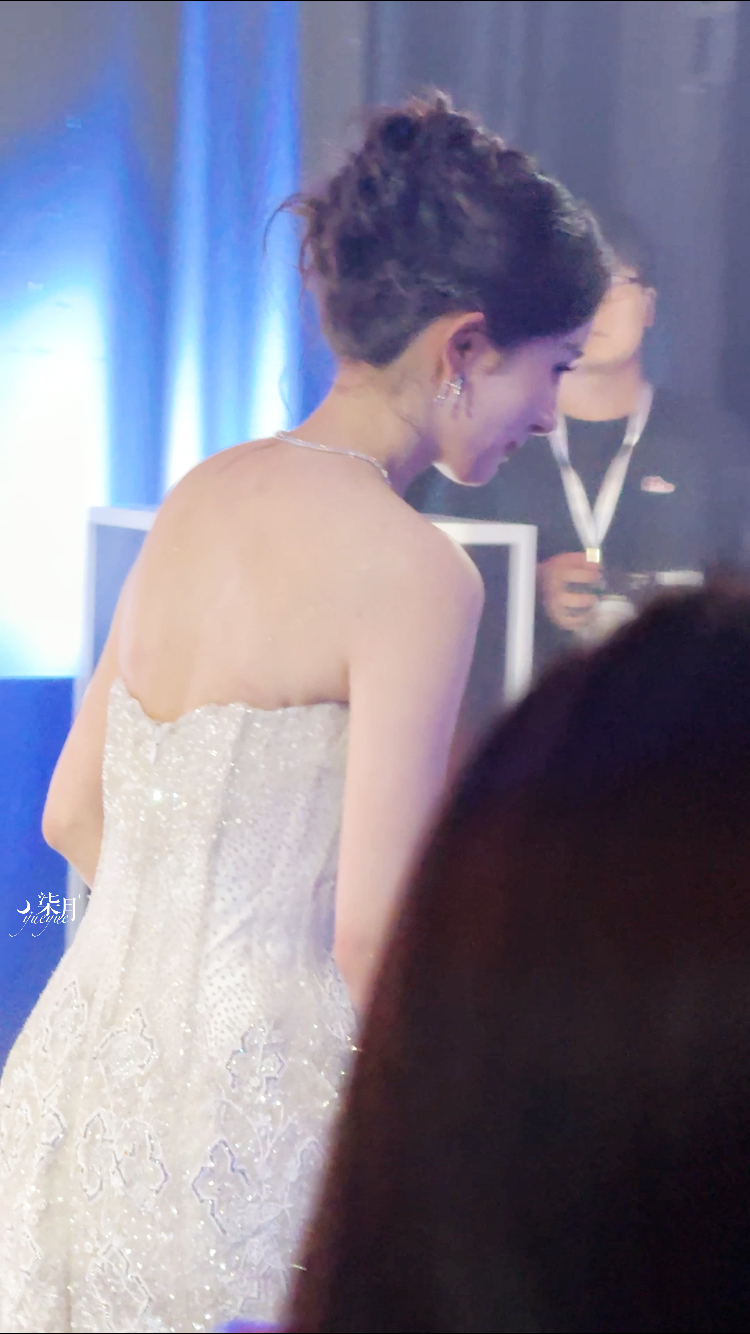 #杨幂# ！！！！！友友前线速递！背影杀呜呜呜呜呜呜 ​​​