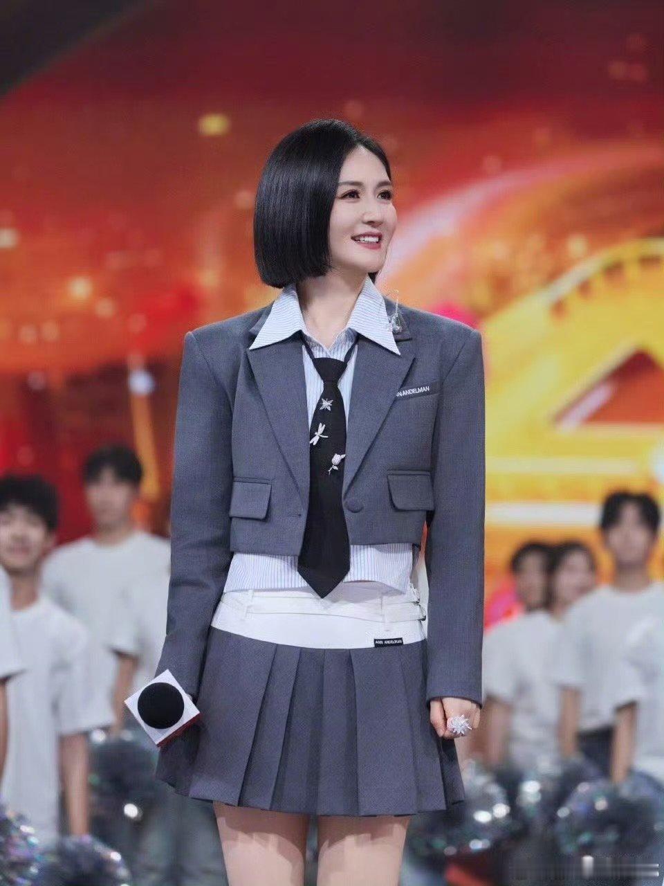 谢娜希望大家给她力量 家人们谁懂啊！谢娜要主持央视中秋晚会了！她超紧张，需要大家