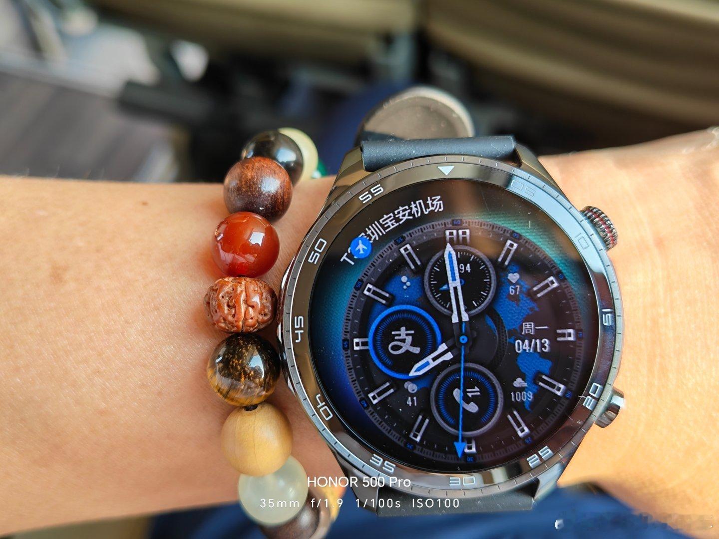 出差的日子里，荣耀手表相伴，行程灵动提醒，设定小睡和到达提醒闹钟，也是非常方便的