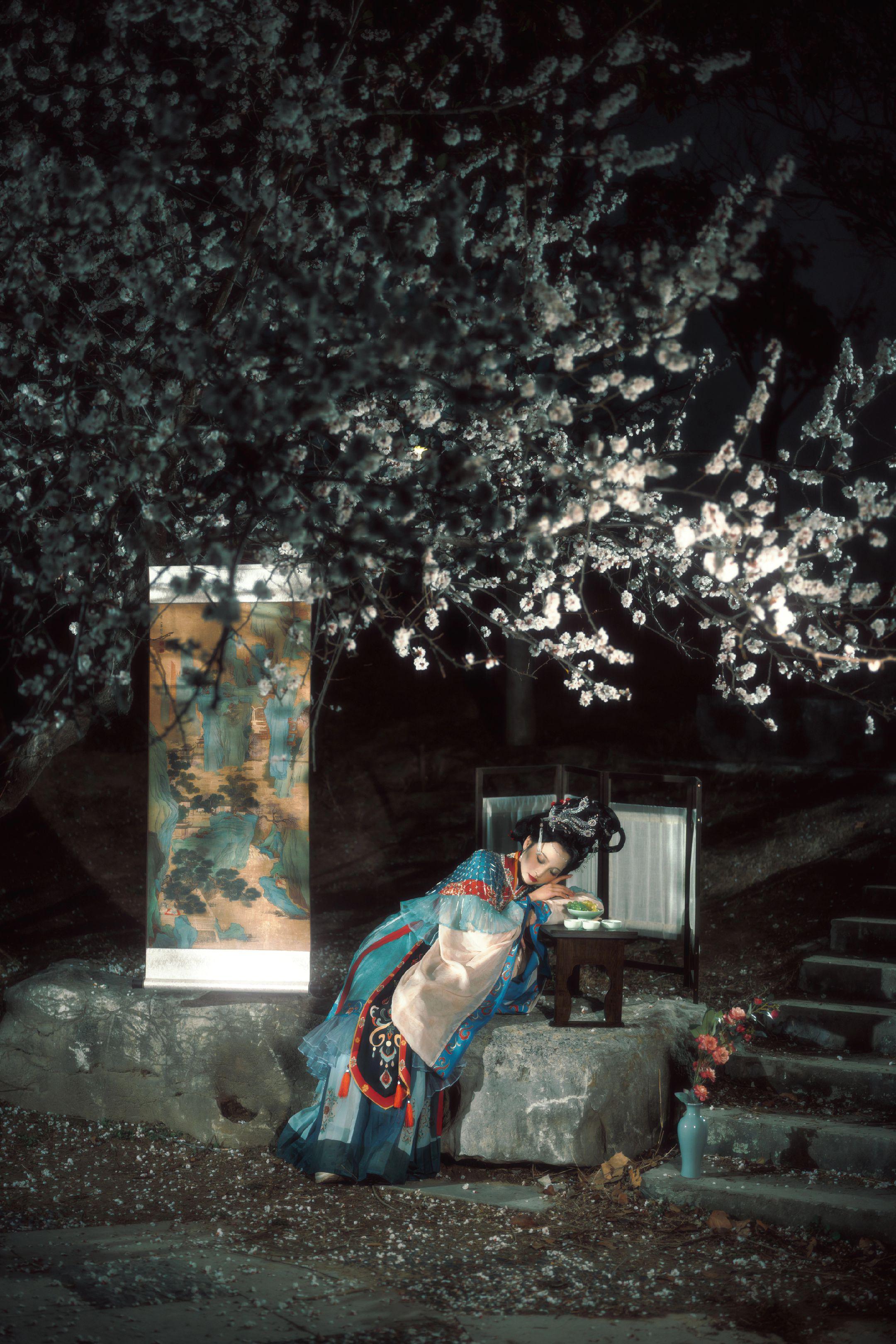 接下来的开封是这样子。出镜： 妆造