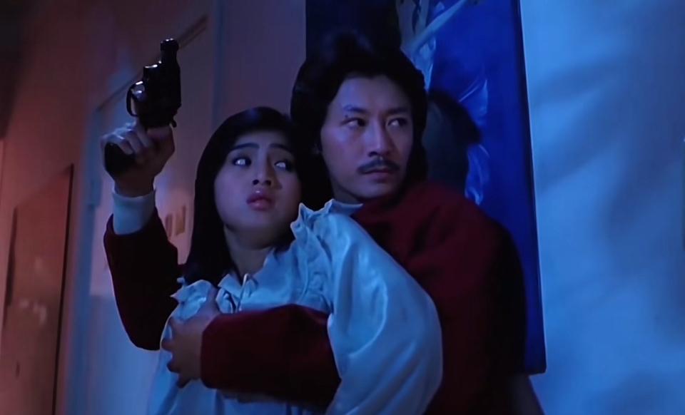 这是电影《鬼马保镖贼美人》中的画面，属于香港经典喜剧动作片。

• 影片背景：融