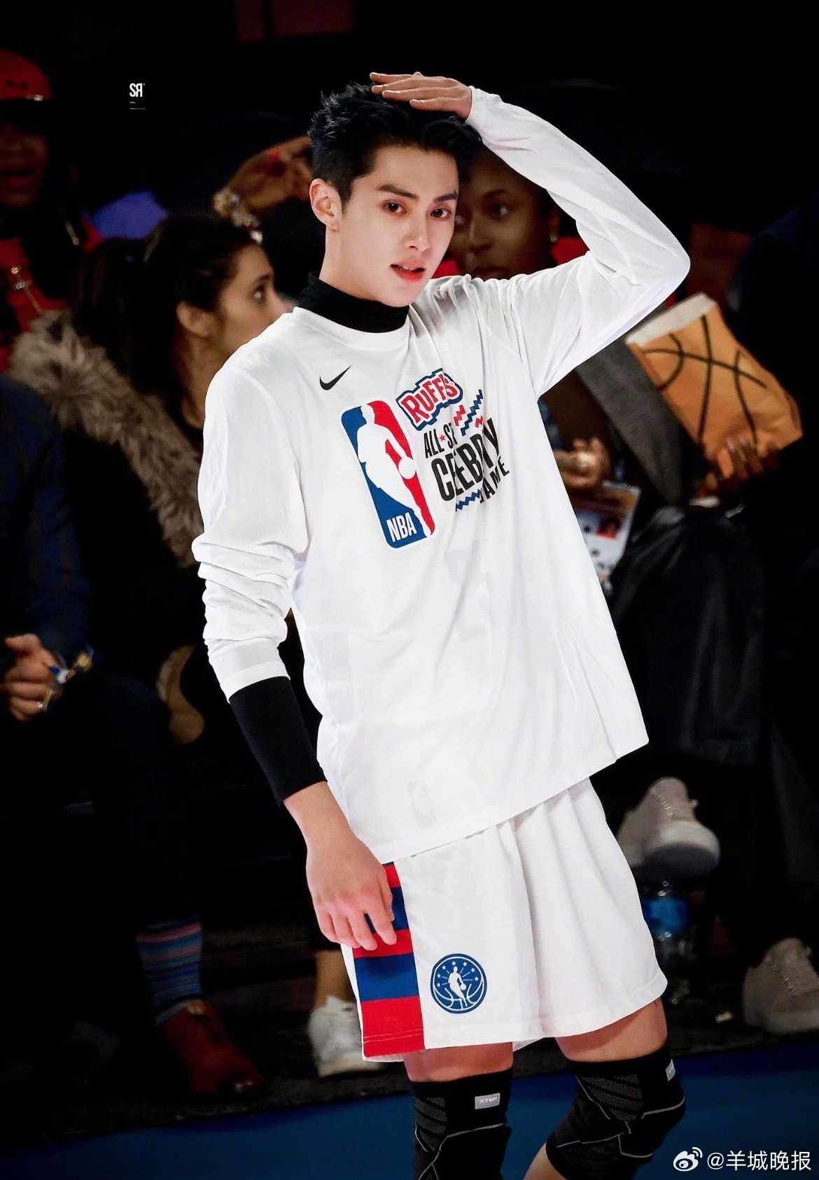 【分享内娱男星篮球服造型】阳光与热血，利落又挺拔……篮球服总能鲜明色彩与数字印花