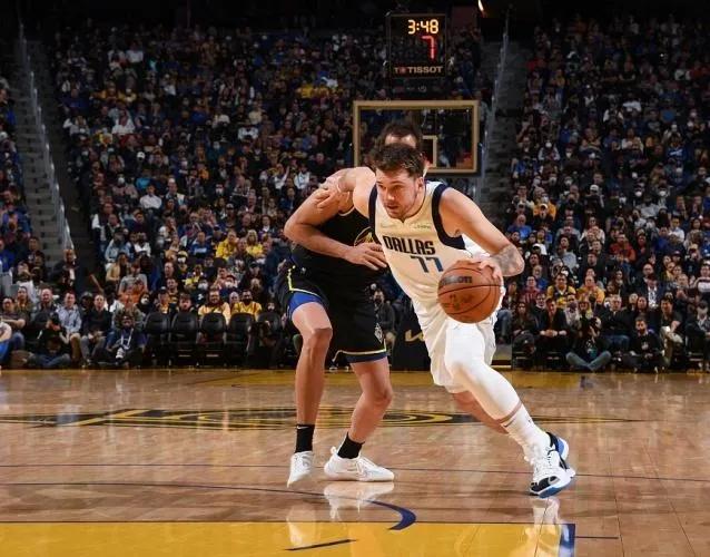 勇士主场19分逆转独行侠，系列赛比分来到2-0。独行侠又一次面临着0-2的落后局