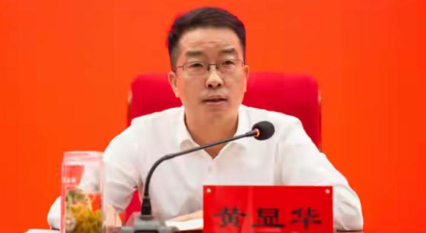 刚刚山西省朔州市的黄显华出事了
黄显华在山西省朔州市工作了好几年
曾当过朔州陶瓷