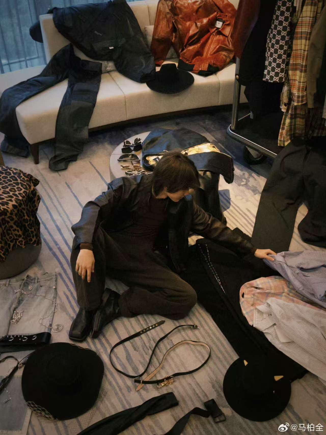 马柏全一地衣服 马柏全一地衣服确实让我震惊到了呀。马柏全穿什么呀，这么多的衣服肯