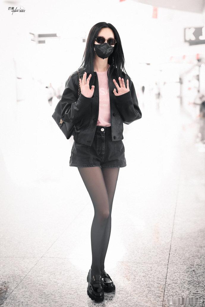 #陈都灵机场look#陈都灵机场look也太美了吧，人美身材好演技棒的，真的很难