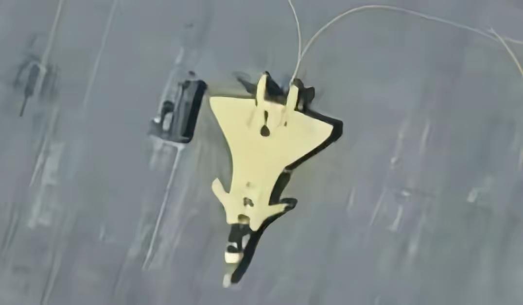 这是什么情况，歼20要出垂直起降版了吗？？真是离谱到家了。中国力量歼20 
如果