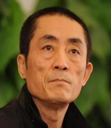 2008年奥运会开幕式上，姚明高举红旗走在人群正前方。突然，张艺谋脸色大变，冲着