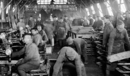 1944年，八路军兵工厂因为缺黄铜，无法生产子弹，一个农民知道后，便来到根据地，