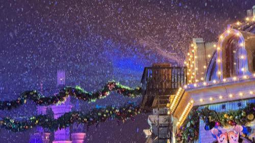 冬日里的上海迪士尼乐园，摇身化作梦幻的冰雪王国！当夜幕轻垂，米奇大街上“飞雪”漫