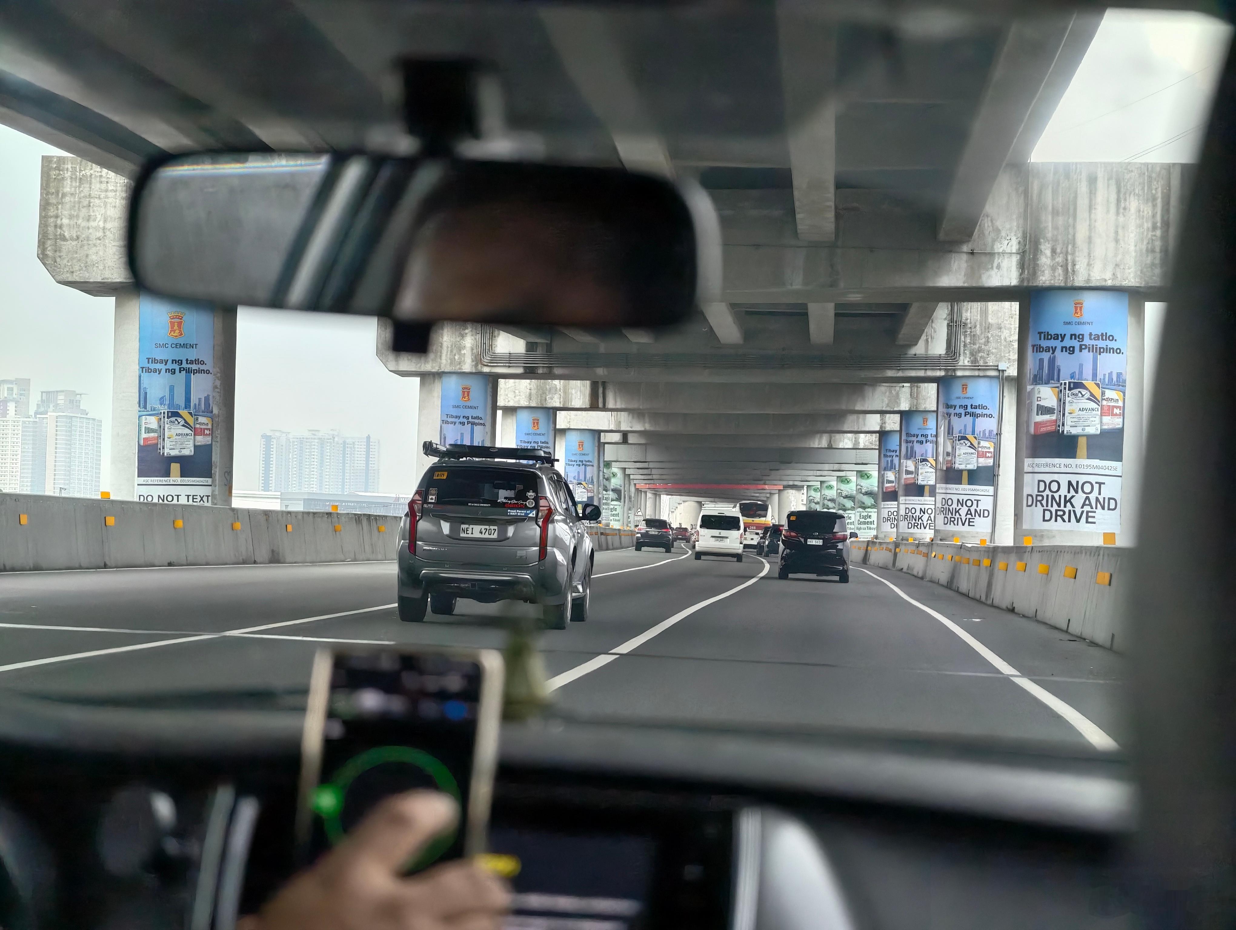 早上从长滩岛来到菲律宾首都马尼拉，这一天看到很多。​1 显然私人汽车中，SUV 