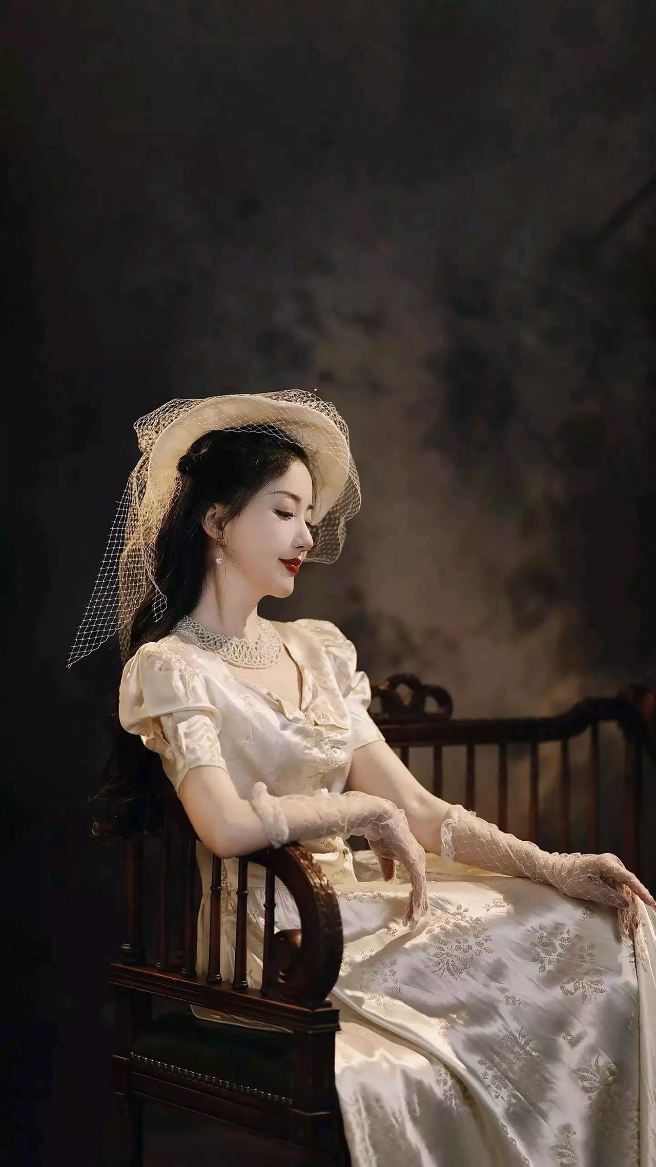 《清平乐·幽梦心笺》

夜阑风静，月照轩窗影。幽梦一帘思难定，心事笺中谁省。
