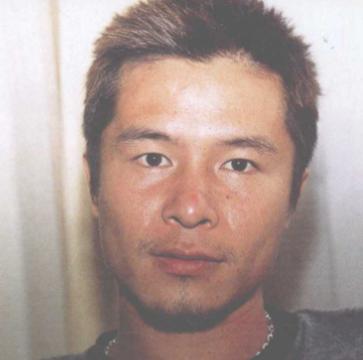 2000年，彭伟国冷峻的脸上充满了男人的阳刚，即便不笑也别有韵味。

随意梳理的