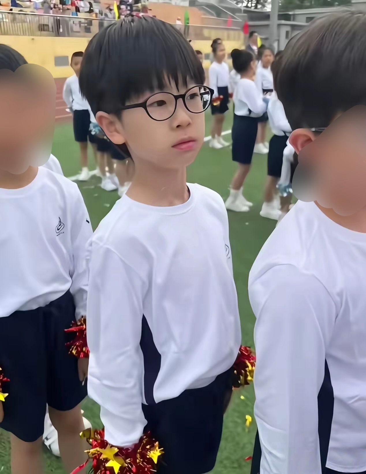 梁靖崑两父子是要成校园里的景点啦，凉皮学校搞活动，梁靖崑去的，家长和孩子见到梁靖