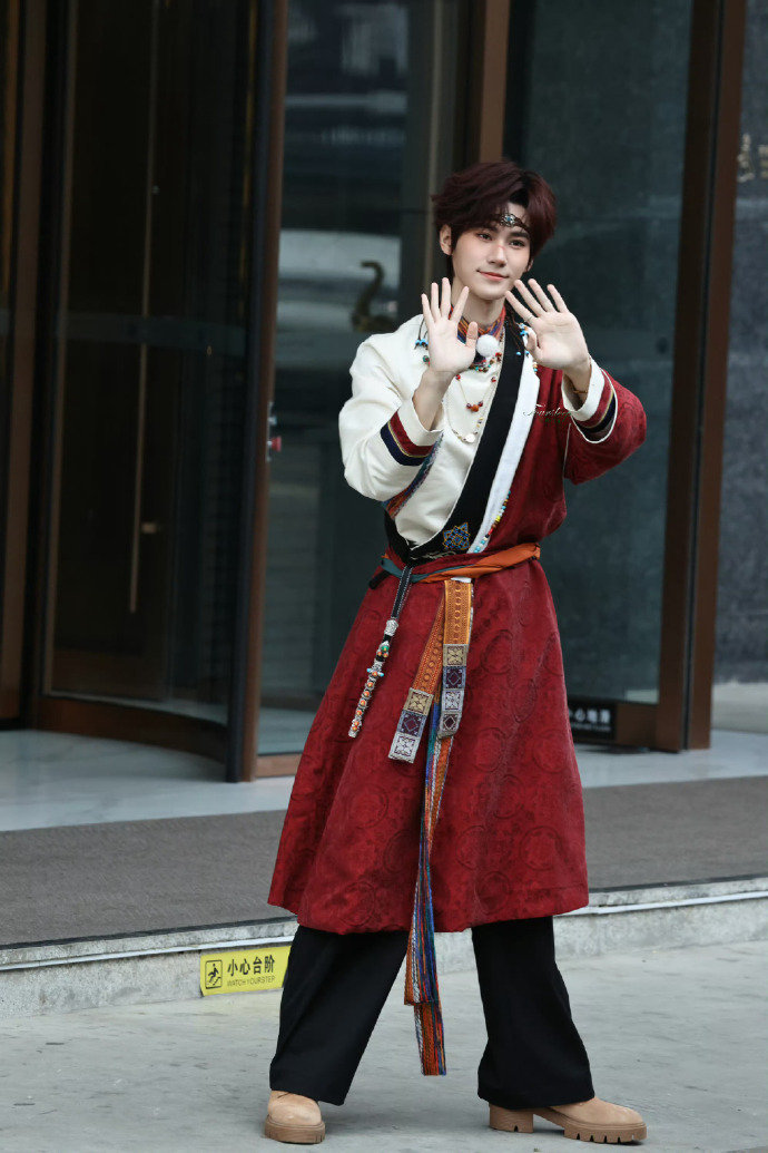 张真源奔跑吧藏族王子张真源奔跑吧藏服王子 张真源藏服抹额造型 张真源奔跑吧藏装路