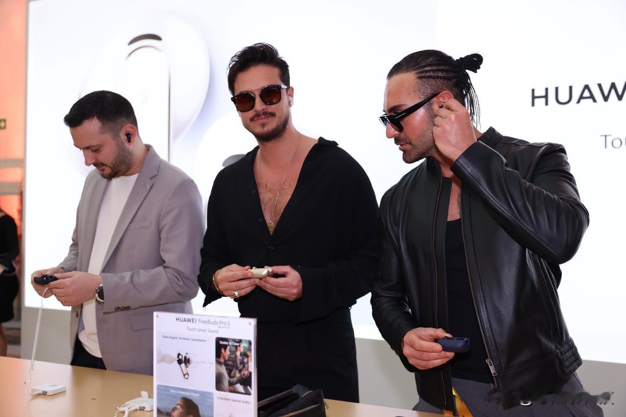 炸裂！华为多款新品同台，每一款都能打！2月26日，华为创新产品发布会在马德里盛大