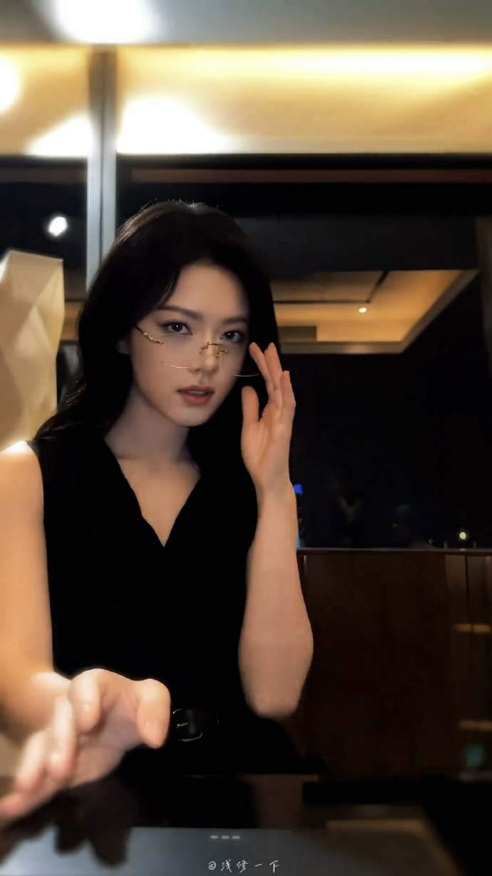 赵今麦姐感十足 赵今麦幼态脸蛋自带少女甜感，笑起来灵动治愈，乖巧感拉满。冷脸状态