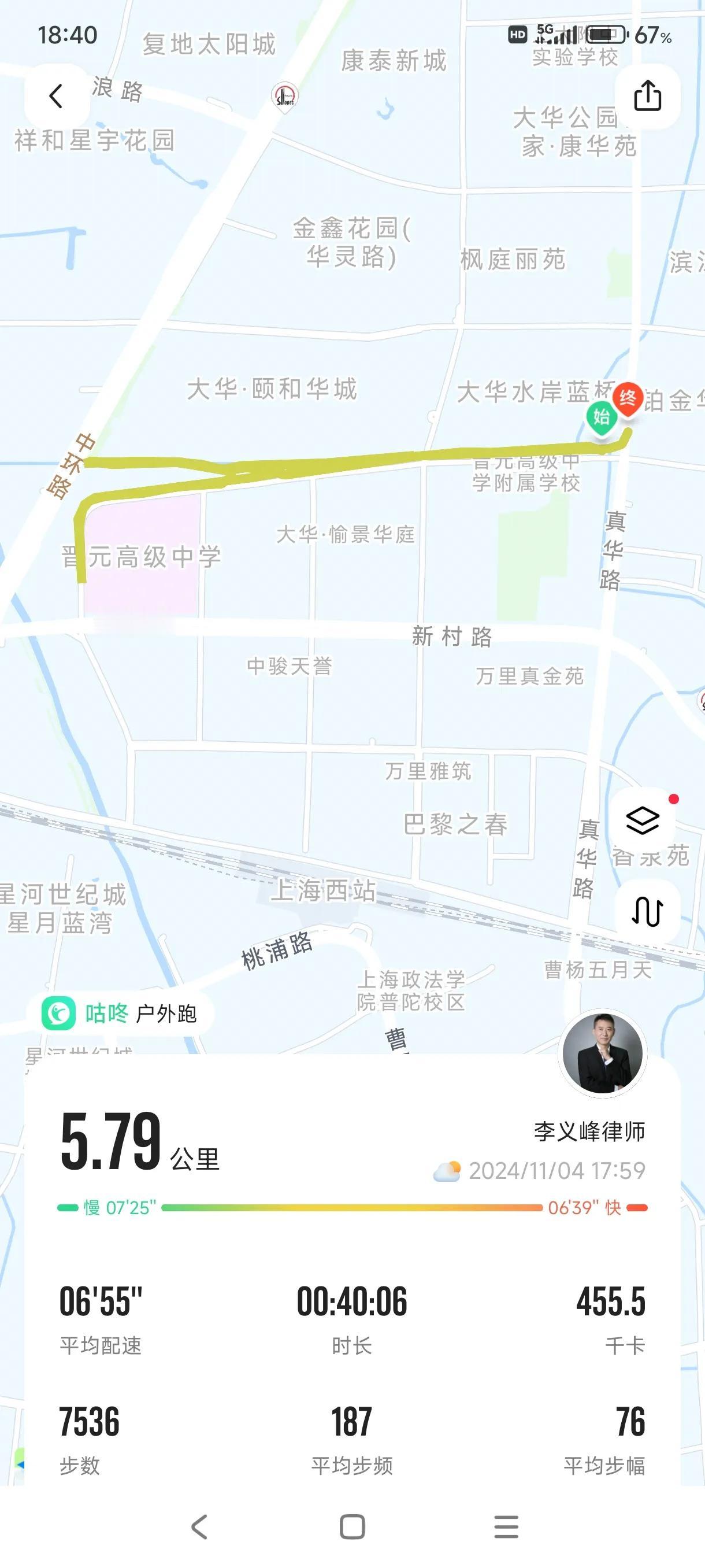 夜跑5公里。
老实承认，这两天膝盖有点不舒服，所以慢慢跑，感觉不累，可以哼小曲的