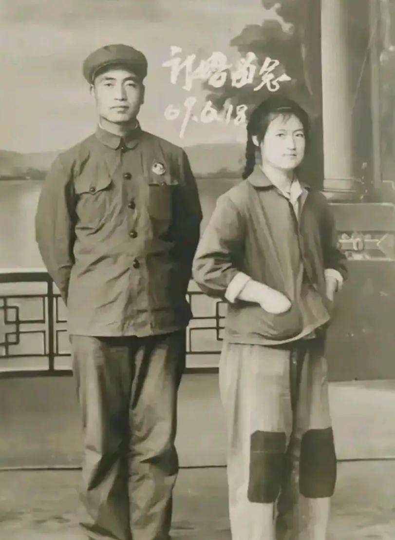 1969年留下来的这张订婚照，真是让人忍俊不禁，两个人不仅没有牵手，连靠在一起都