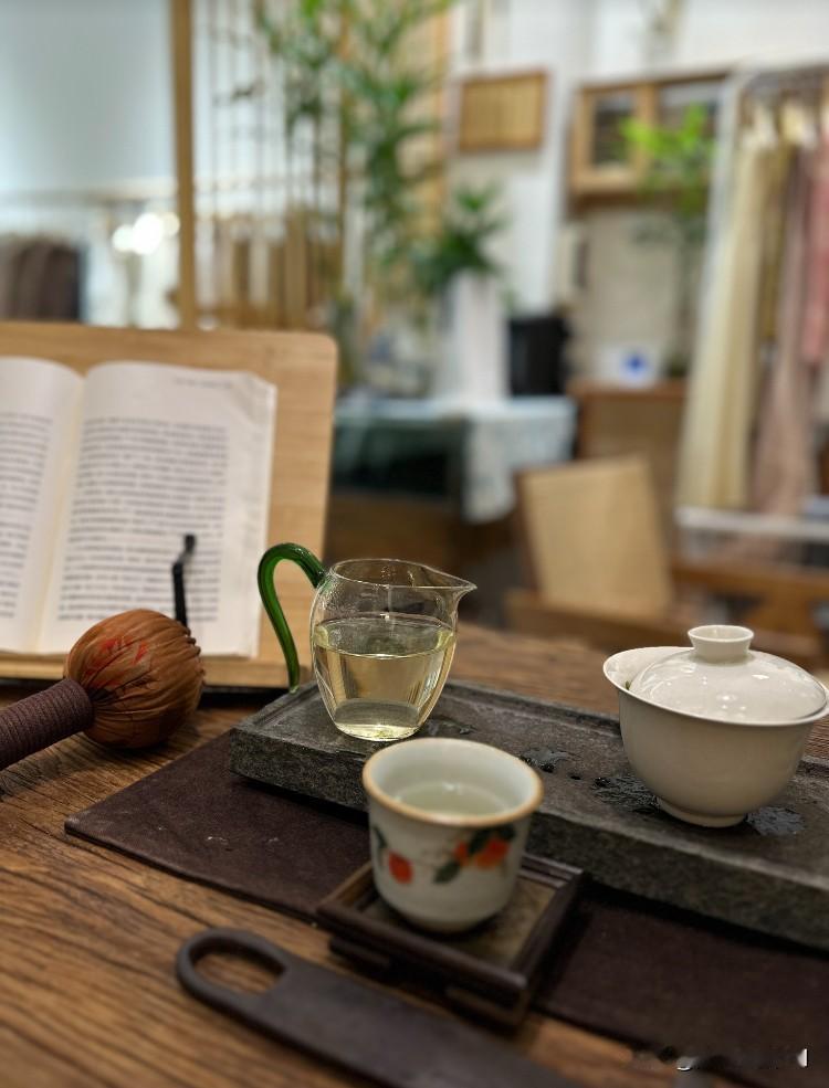 公司有个女同事，30多了，已婚，她说今天和弟弟大吵了一架。

为什么？

因为她