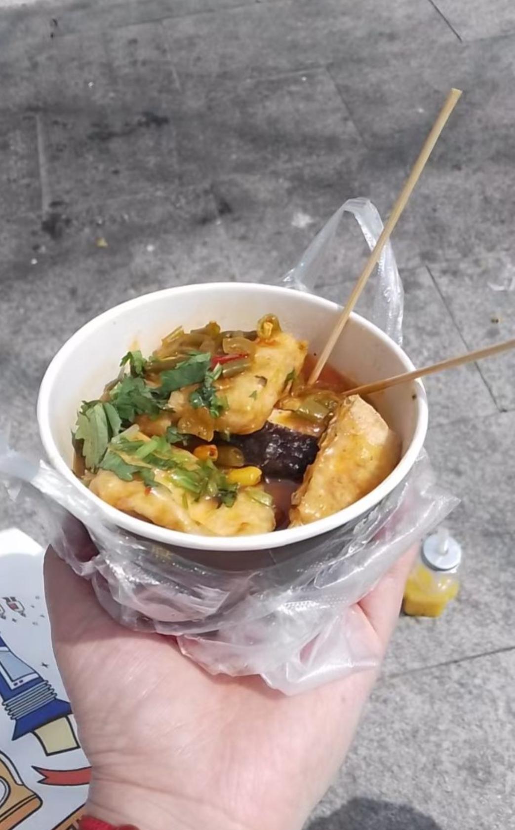 每次来学校门口地推最治愈的就是可以来一口门口的小吃。
就这碗刚炸好的臭豆腐，外酥