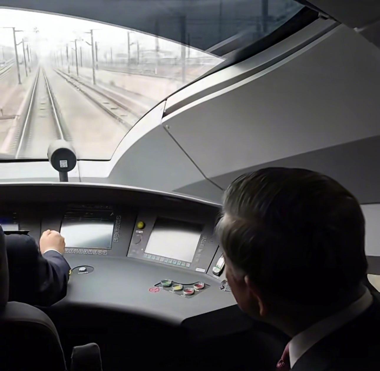 看吧，依旧拉遮阳帘，还去驾驶室添乘了一把