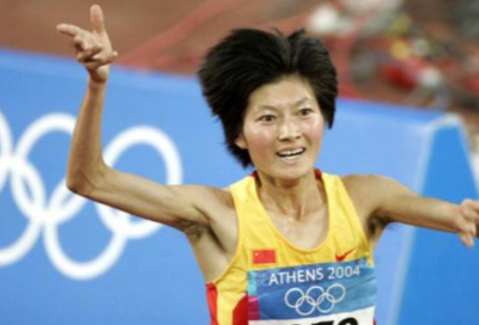 中国选手绝对少跑一圈！个惊天大乌龙，2004年雅典奥运会女子10000米决赛，黑