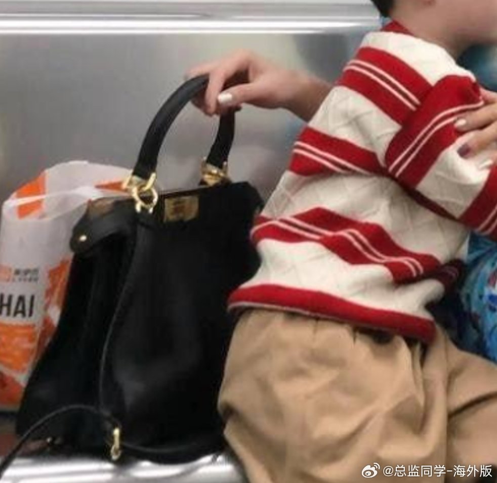 这样的条件也坐地铁吗？真的是经济下行了？不过这腿和莫文蔚有得一拼 