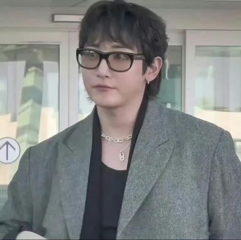 差点没认出来这是李洙赫李洙赫胖成这样了 天呐这还是我记忆里那个李洙赫吗？韩国的空