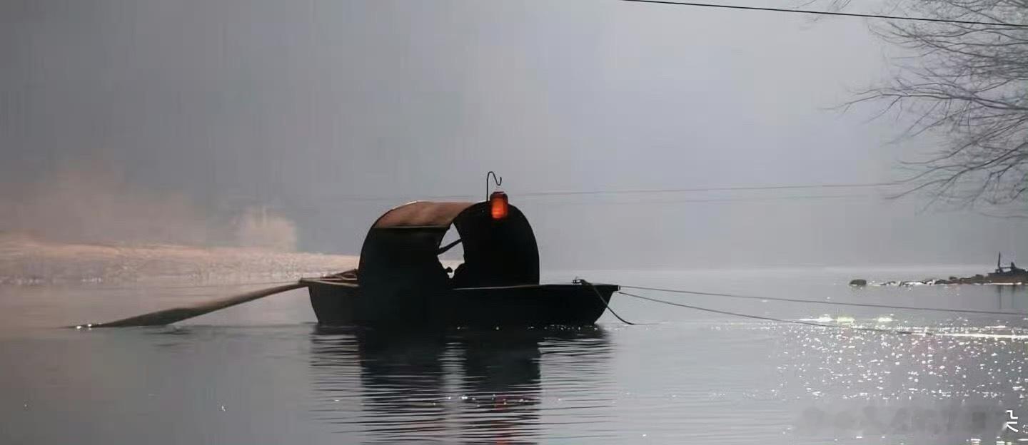 现在看到这条船，脑子里浮现的是“小舟从此逝，江海寄余生” 