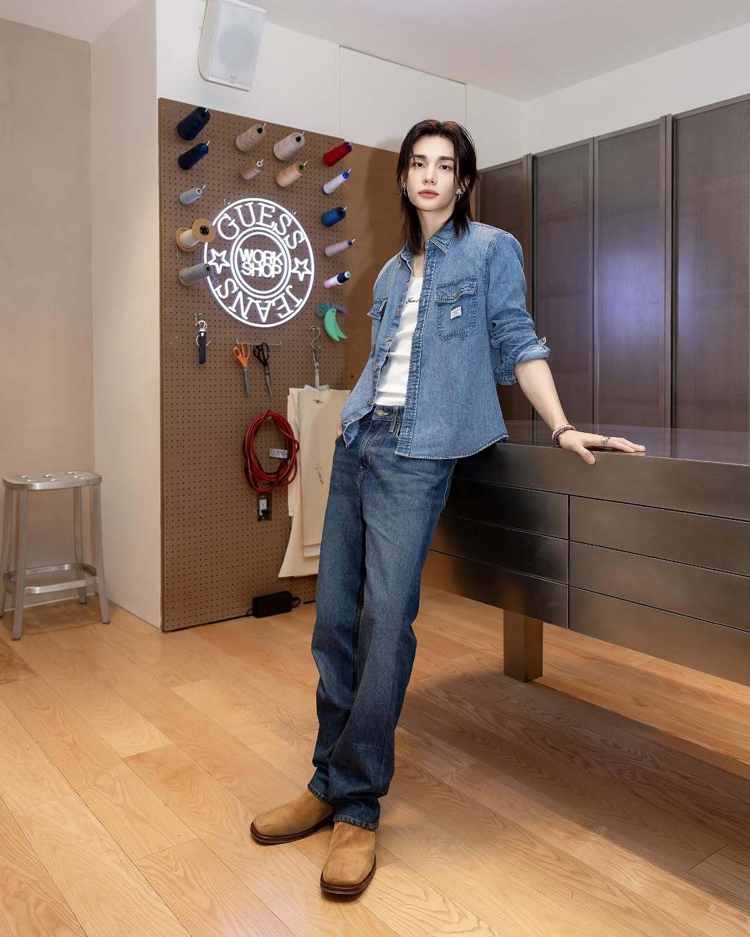 全球品牌代言人黄铉辰亮相Guess 洛杉矶旗舰店一组新片掉落，身穿牛仔套装，清爽