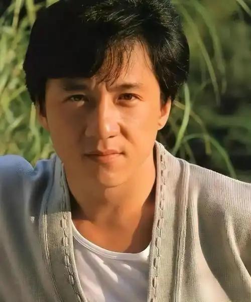 一句话形容成龙在娱乐圈的地位成龙是用生命铸就传奇，以功夫喜剧贯通中西，堪称华人影