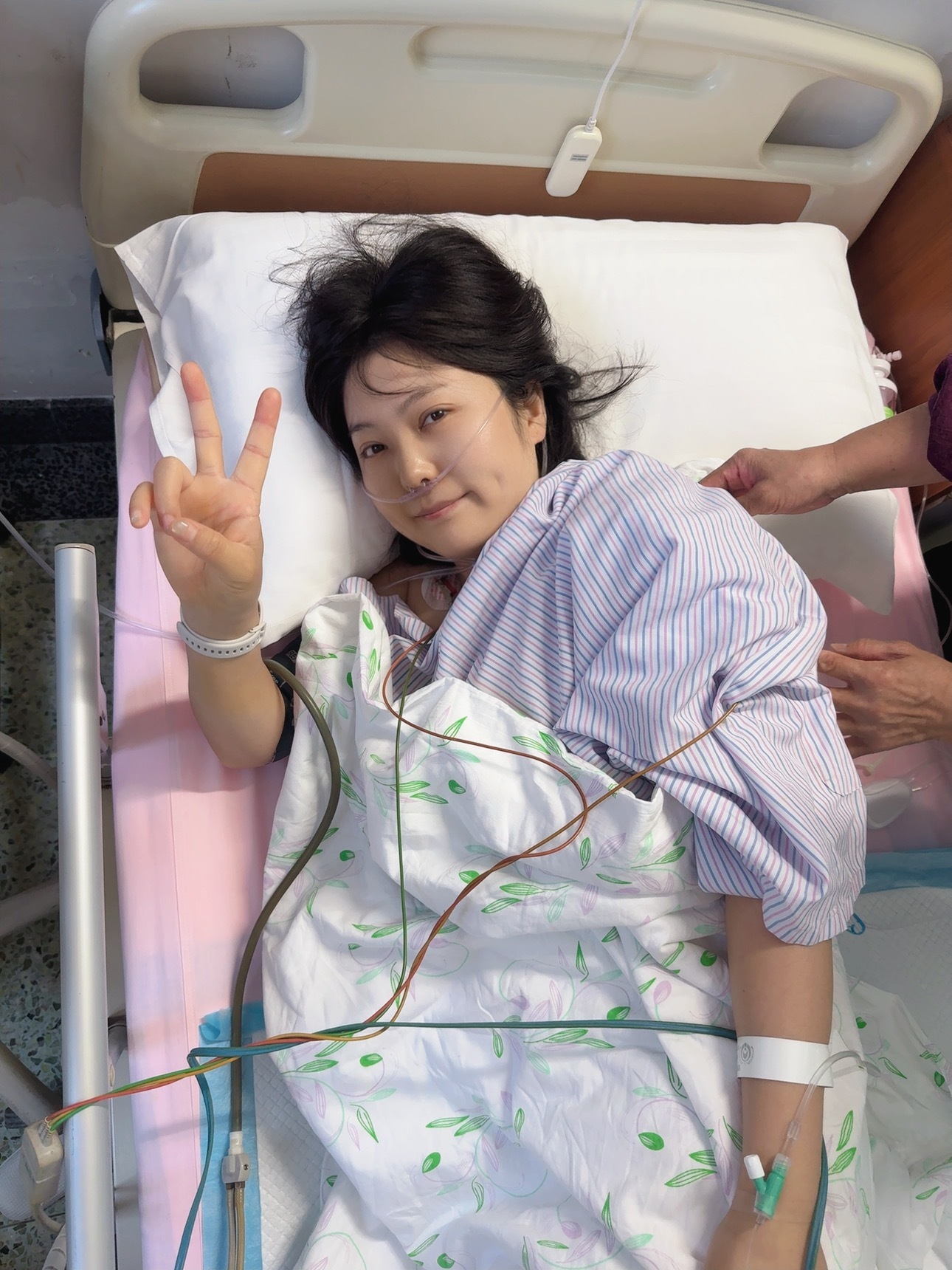 护士夸我特别棒是昨天手术里唯一一个排气的！刚才12:30撤监护了护士给我量了几次