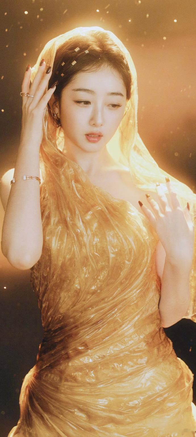 刚刷到出图就忍不住尖叫， 蒋梦婕金灿灿的造型太绝，闪亮度和美貌度双在线～ 