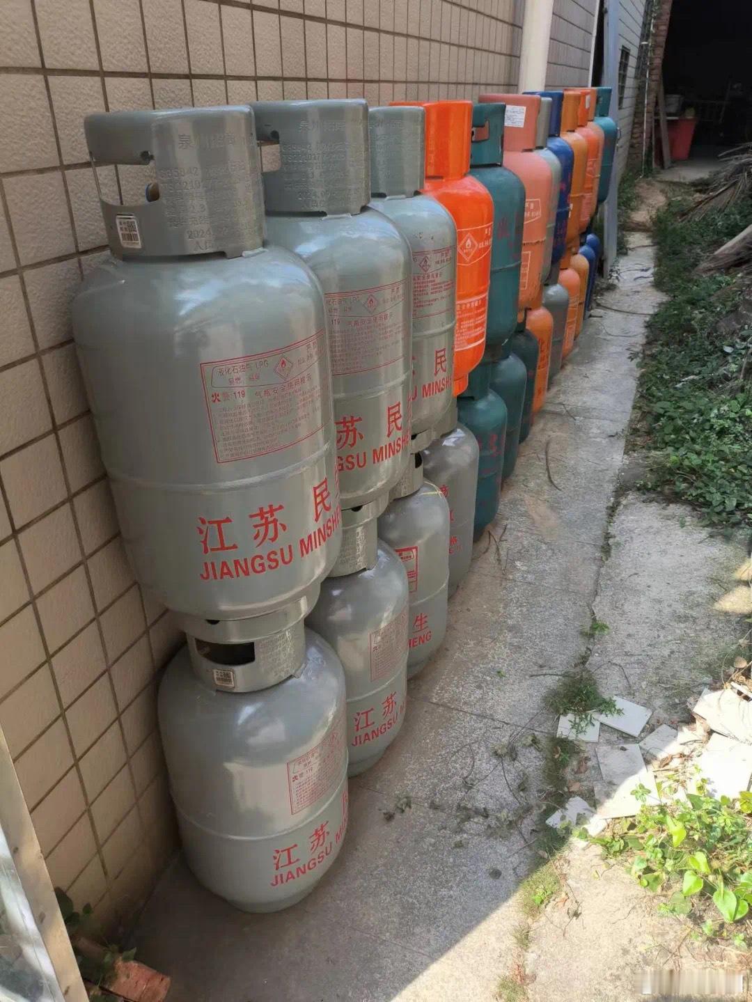 泉州一私宅存放超百个的液化气钢瓶 近日，丰泽区城管局联合丰泽公安分局、东海街道办