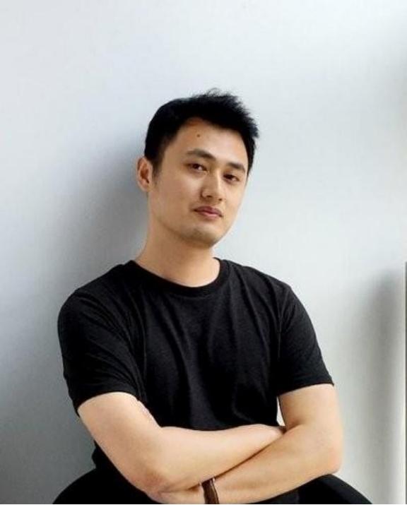 2015年，月薪仅5000元的陈磊，正在地铁上刷游戏，突然“叮铃”一声短信提醒：