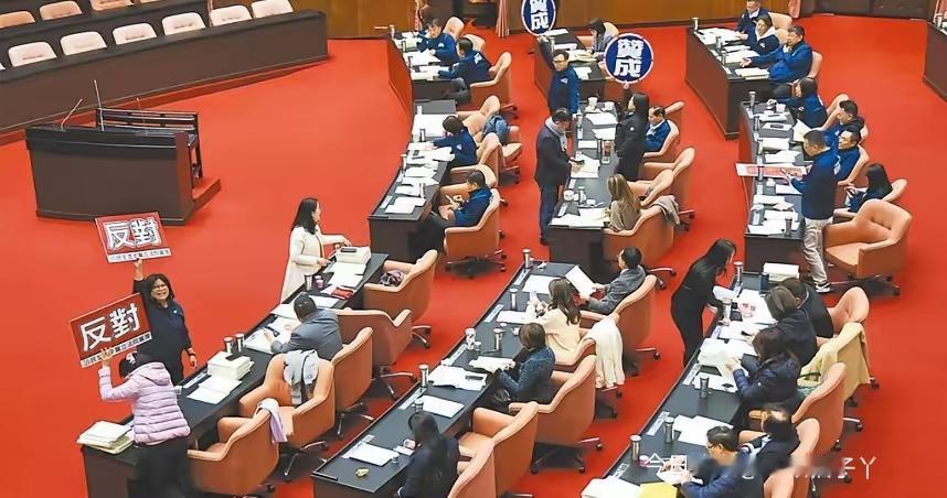1月2日台湾立法院上演了出政治小闹剧：民进党团急着提案“谴责解放军军演”，还拉着