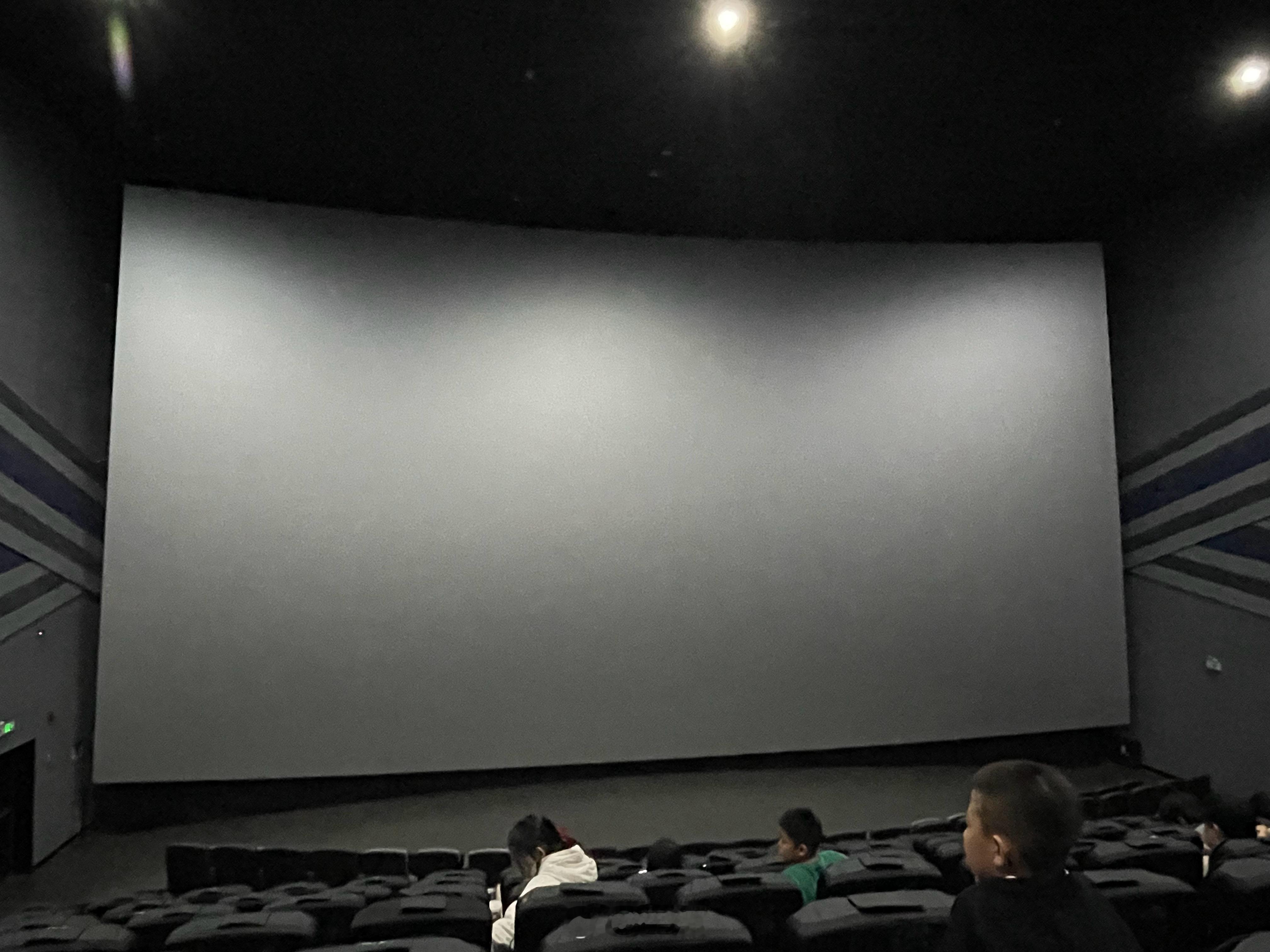 《疯狂动物城2》足够带给观众全程的观影惊喜、欢乐、思考、温暖。第二部的剧情曲折不