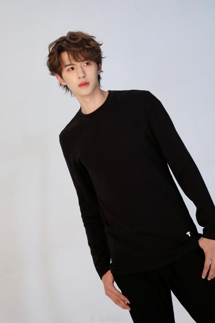 #何浩楠拍摄花絮掉落##何浩楠舒适出发找回自己# 何浩楠的拍摄花絮全新公开，卷毛